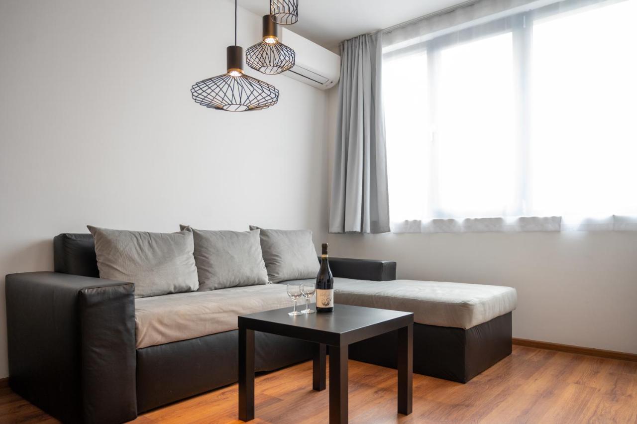 Sunny 1Bdr Apartment Near Center Софія Екстер'єр фото