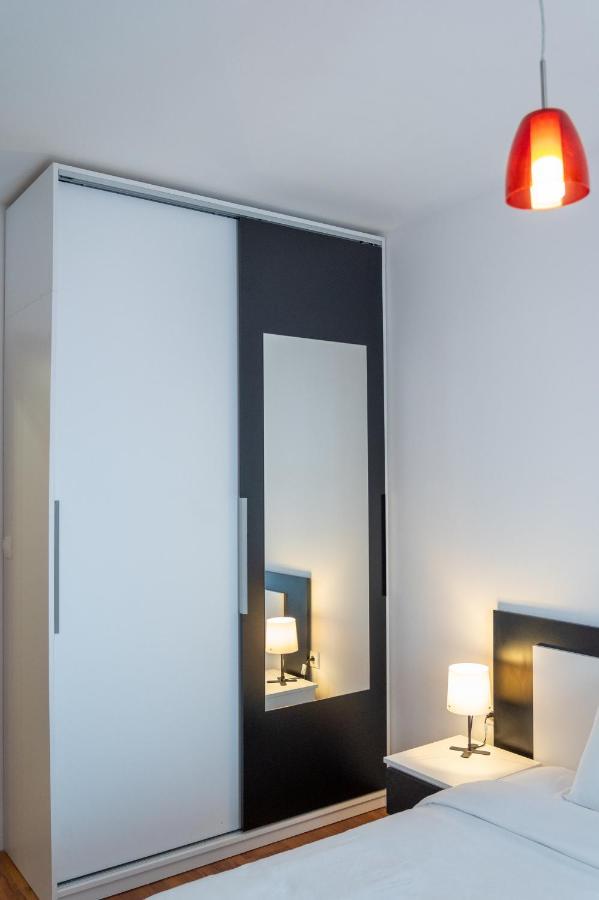 Sunny 1Bdr Apartment Near Center Софія Екстер'єр фото