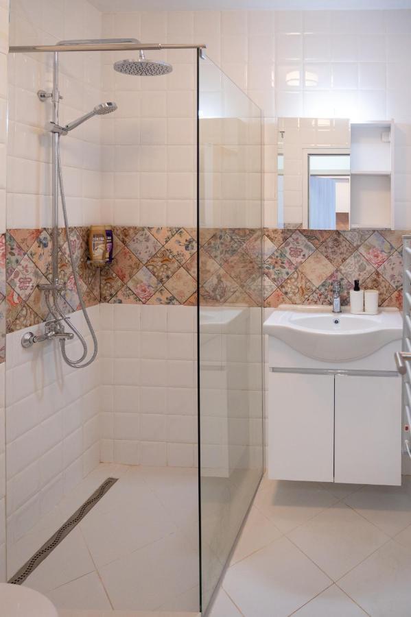 Sunny 1Bdr Apartment Near Center Софія Екстер'єр фото