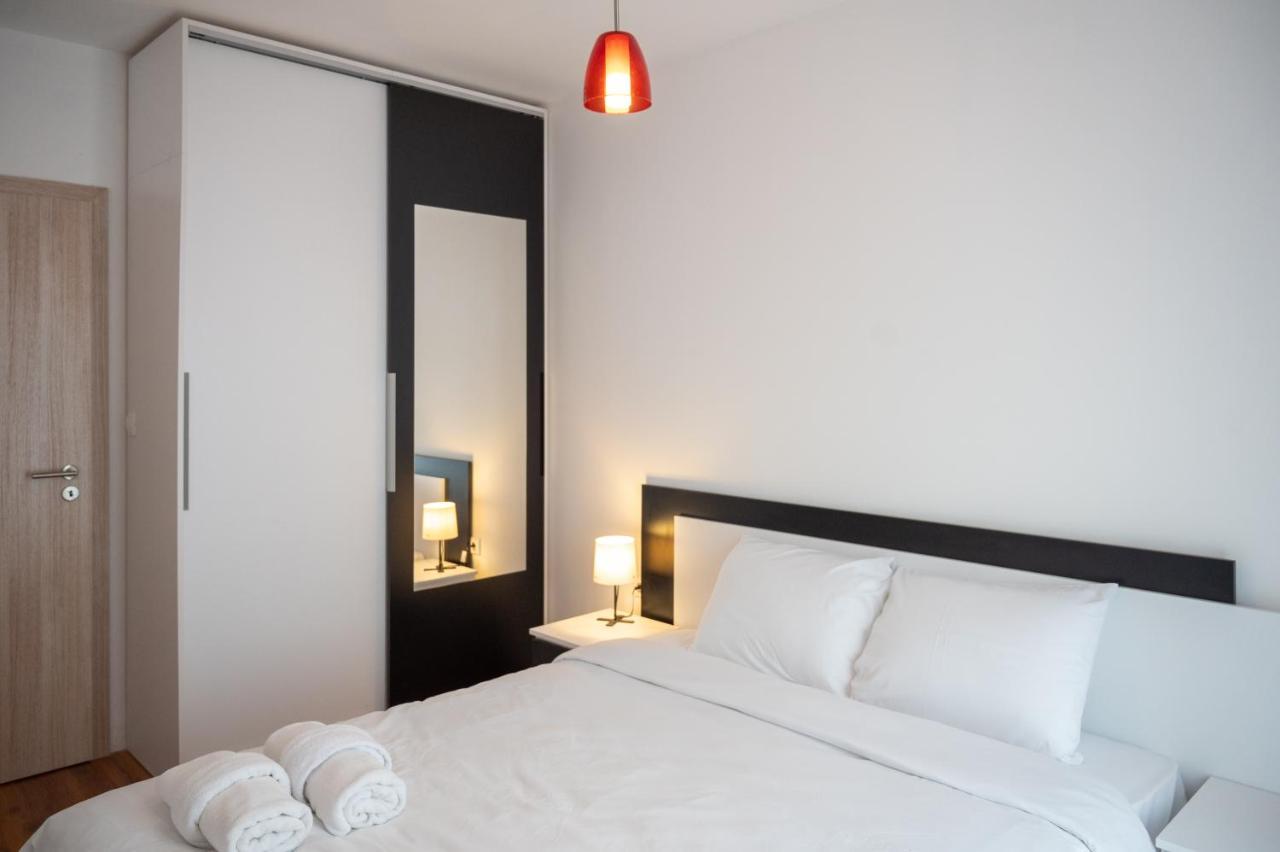 Sunny 1Bdr Apartment Near Center Софія Екстер'єр фото