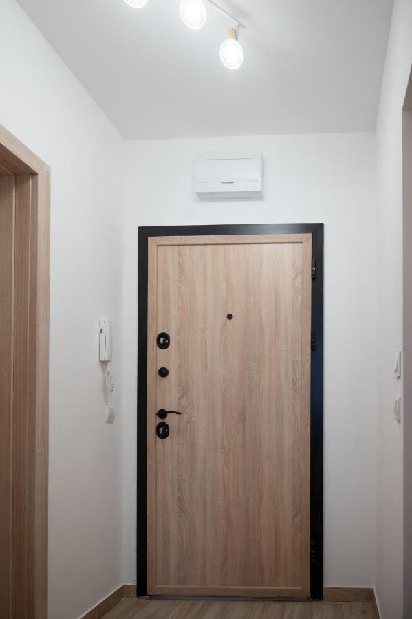 Sunny 1Bdr Apartment Near Center Софія Екстер'єр фото