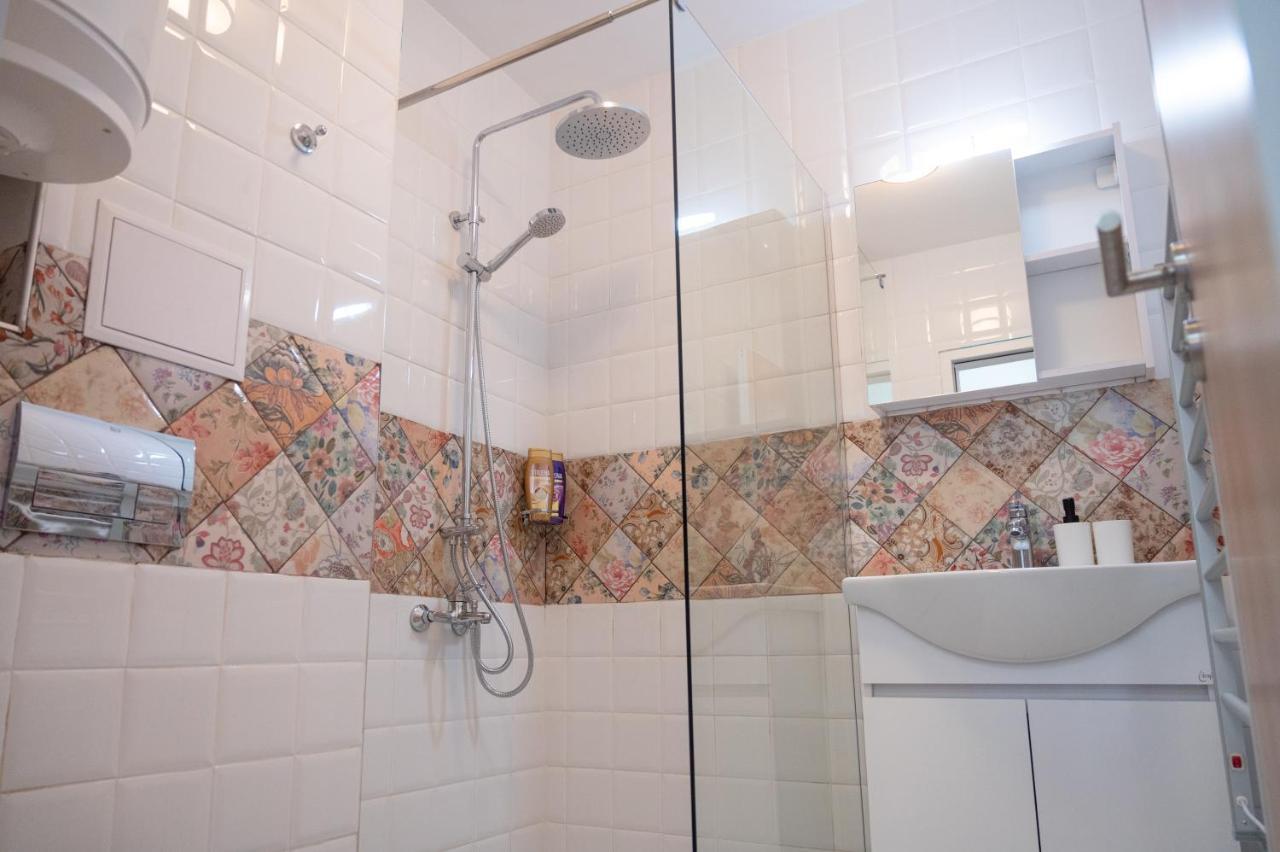 Sunny 1Bdr Apartment Near Center Софія Екстер'єр фото
